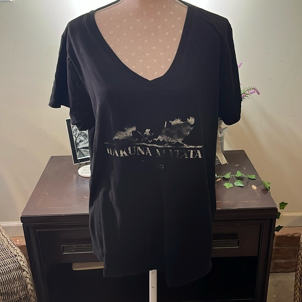 ✔️Disney The Lion King Women’s Hakuna Matata V-Neck Shirt Size 2X